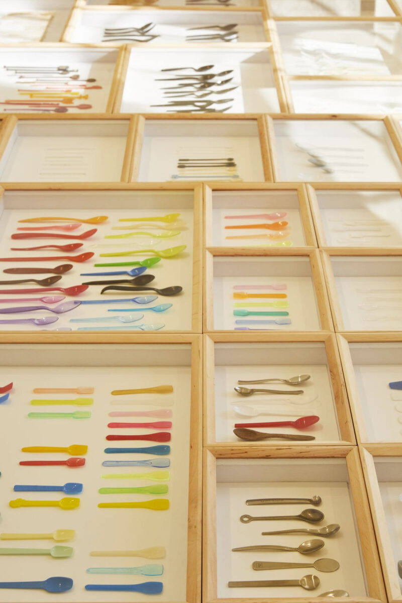 Η έκθεση «Spoon Archaeology» εμπνέεται από την απαγόρευση από την Ευρωπαϊκή Ένωση των μιας χρήσης πλαστικών μαχαιροπίρουνων (φωτ.: London Design Biennale).