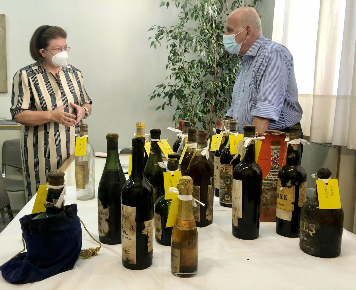 Η Λίνα Μενδώνη και ο Περικλής Μπαλτάς, επικεφαλής του Ιστορικού Αρχείου της ΑΧΑΪΑ ΚΛΑΟΥΣ (φωτ.: ΥΠΠΟΑ).