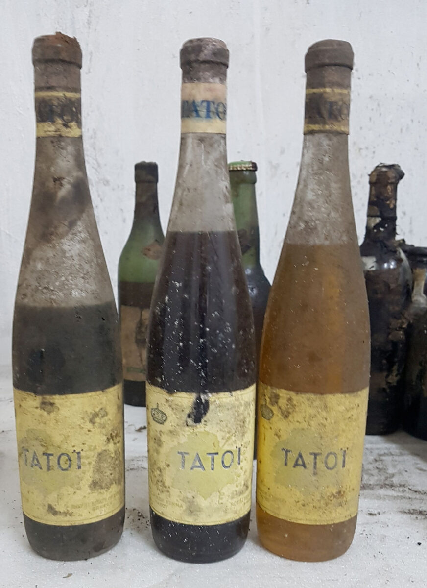 Φιάλες κρασιού με την ετικέτα του κτήματος Τατοΐου (φωτ.: ΥΠΠΟΑ).