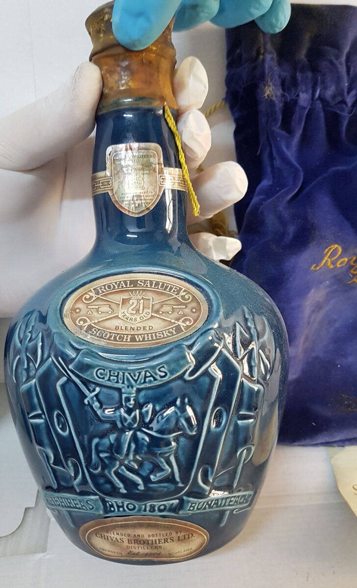 Συλλεκτική φιάλη ουίσκι για την ενθρόνιση της βασίλισσας Ελισάβετ (φωτ.: ΥΠΠΟΑ).