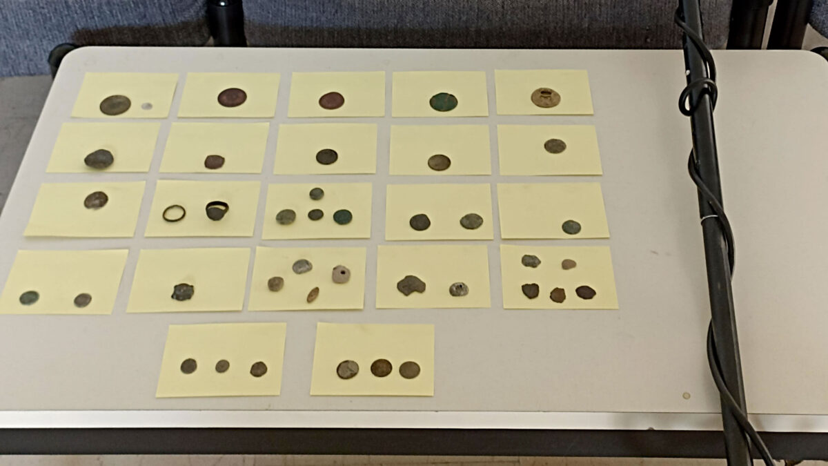 Τα αρχαία αντικείμενα που εντοπίστηκαν σε περιοχή της Αριδαίας (φωτ.: Ελληνική Αστυνομία).