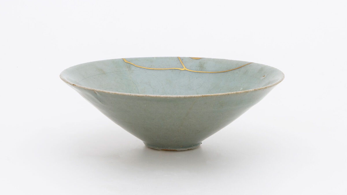 Κούπα. Κωνικό σώμα από λιθοκέραμο και πράσινη εφυάλωση με εγχαράξεις ανθέων και φύλλων στο εσωτερικό γύρω από το χείλος εντός ταινίας. Αποκατάσταση δύο αποτμημάτων στο χείλος με χρυσόχρωμη λάκκα. Κορέα. Δυναστεία Κόρυο (918-1392), όψιμος 11ος αι. Διάμ. 15 εκ.
Μουσείο Μπενάκη 2412. Δωρεά Γεωργίου Ευμορφόπουλου.