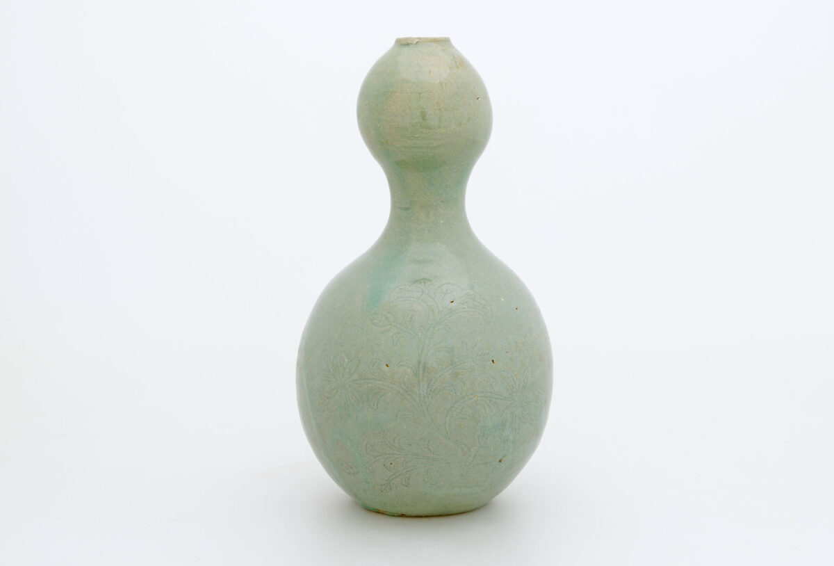 Αγγείο σχήματος διπλής κολοκύθας. Λιθοκέραμος με λεπτά σκαλίσματα και εγχαράξεις τριών ανθισμένων λωτών κάτω από πράσινη εφυάλωση. Κορέα. Δυναστεία Κόρυο (918-1392), 12ος αι. Ύψος 27 εκ. Μουσείο Μπενάκη 2413. Δωρεά Γεωργίου Ευμορφόπουλου.