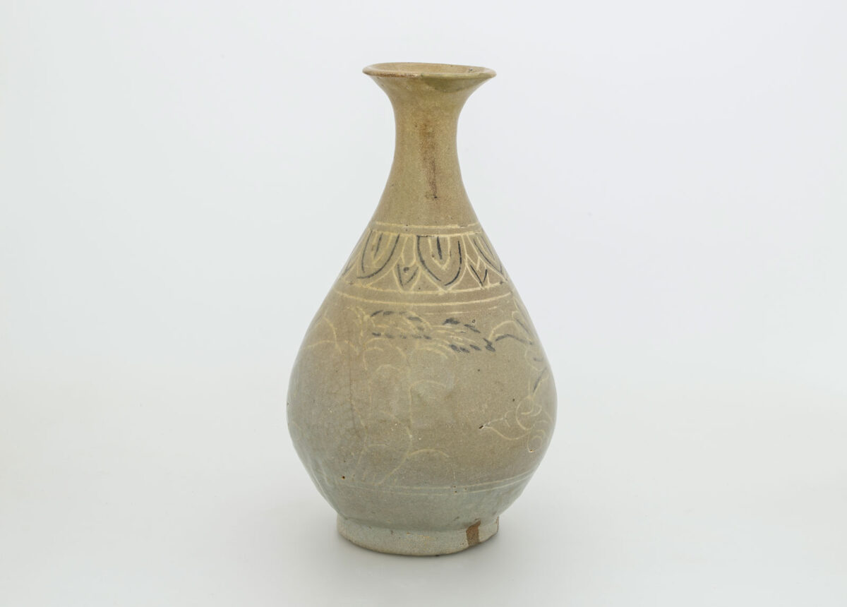 Αγγείο. Λιθοκέραμος με διακόσμηση σε λευκό και μαύρο ένθετο αλοίφωμα κάτω από πράσινη εφυάλωση: ταινία φύλλων γύρω από τον λαιμό και δύο ανθισμένοι λωτοί εναλλασσόμενοι με δύο συστάδες γρασιδιού. Κορέα. Δυναστεία Τζοσάν (1392-1910), πρώτο μισό 15ου αι. Ύψος 32 εκ. Μουσείο Μπενάκη 2418. Δωρεά Γεωργίου Ευμορφόπουλου.