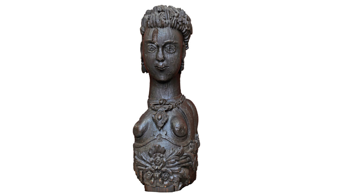 Ξυλόγλυπτη γυναικεία μορφή, ακρόπρωρο από το βρίκι «Αγαμέμνων» της Λασκαρίνας Μπουμπουλίνας (ΕΙΜ 511). Το ακρόπρωρο ήταν ξυλόγλυπτη διακόσμηση της πλώρης ενός πλοίου, στοιχείο που δήλωνε την ταυτότητά του. Το «Αγαμέμνων» κατασκευάστηκε το 1820 στις Σπέτσες. © ΙΕΕΕ-ΕΙΜ.