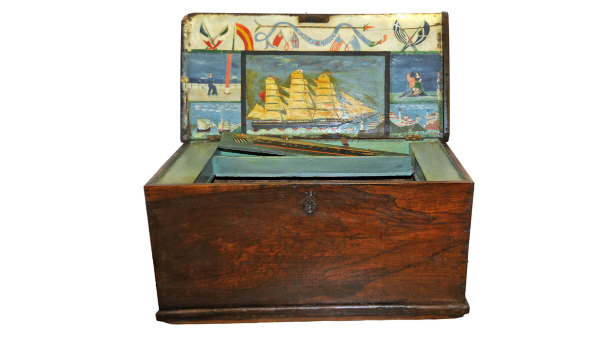 Ναυτική κασέλα με ζωγραφικό διάκοσμο (ΕΙΜ 16052). © ΙΕΕΕ-ΕΙΜ.