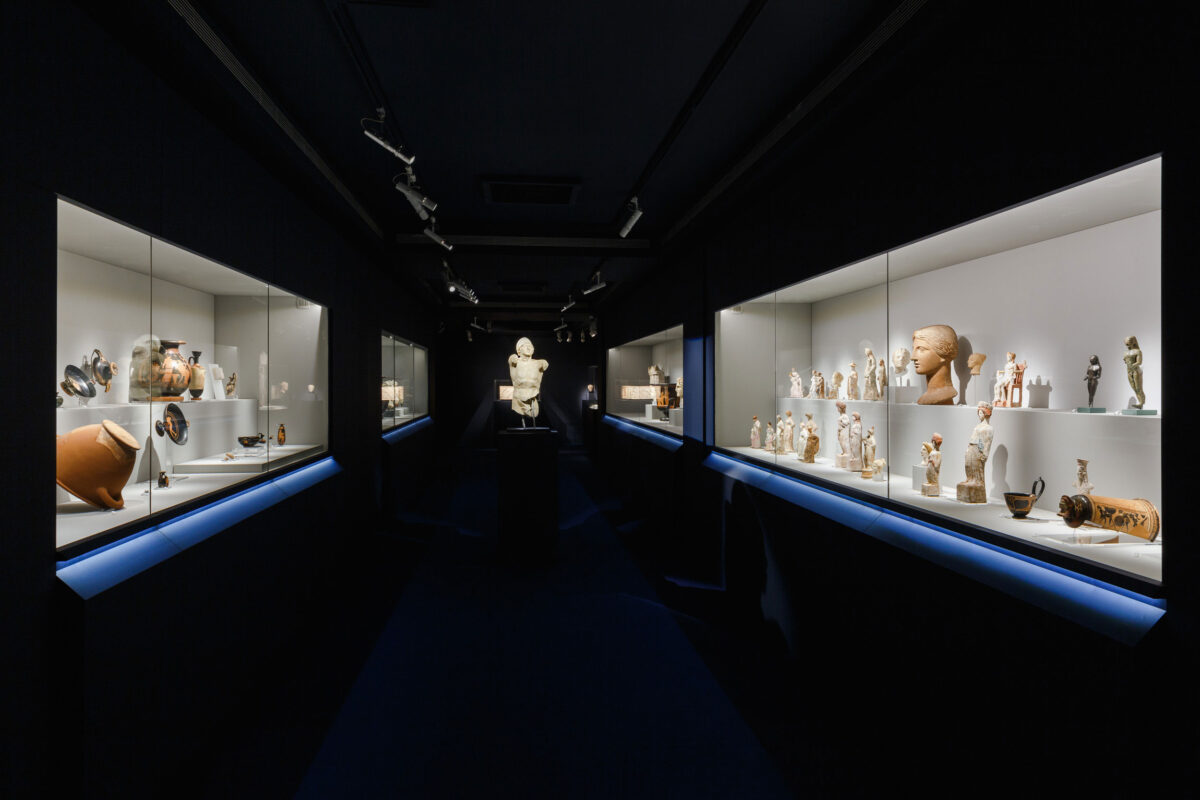 Άποψη της έκθεσης. Φωτ.: Πάρις Ταβιτιάν © Μουσείο Κυκλαδικής Τέχνης.