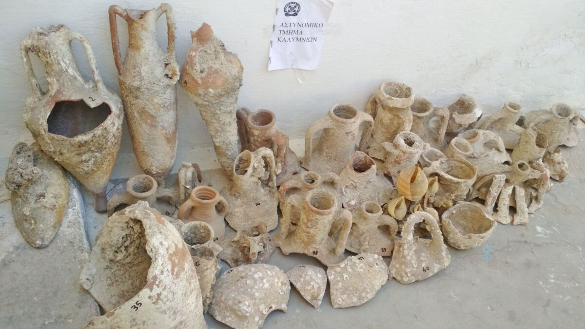 Οι αρχαιότητες που κατασχέθηκαν στην Κάλυμνο (φωτ.: Ελληνική Αστυνομία).