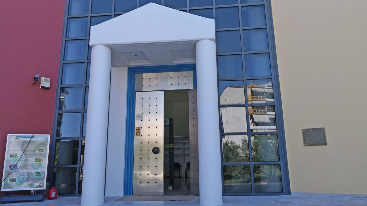 Η είσοδος του Αρχαιολογικού Μουσείου Καρδίτσας (φωτ.: ΑΠΕ-ΜΠΕ / Αποστόλης Ζώης).