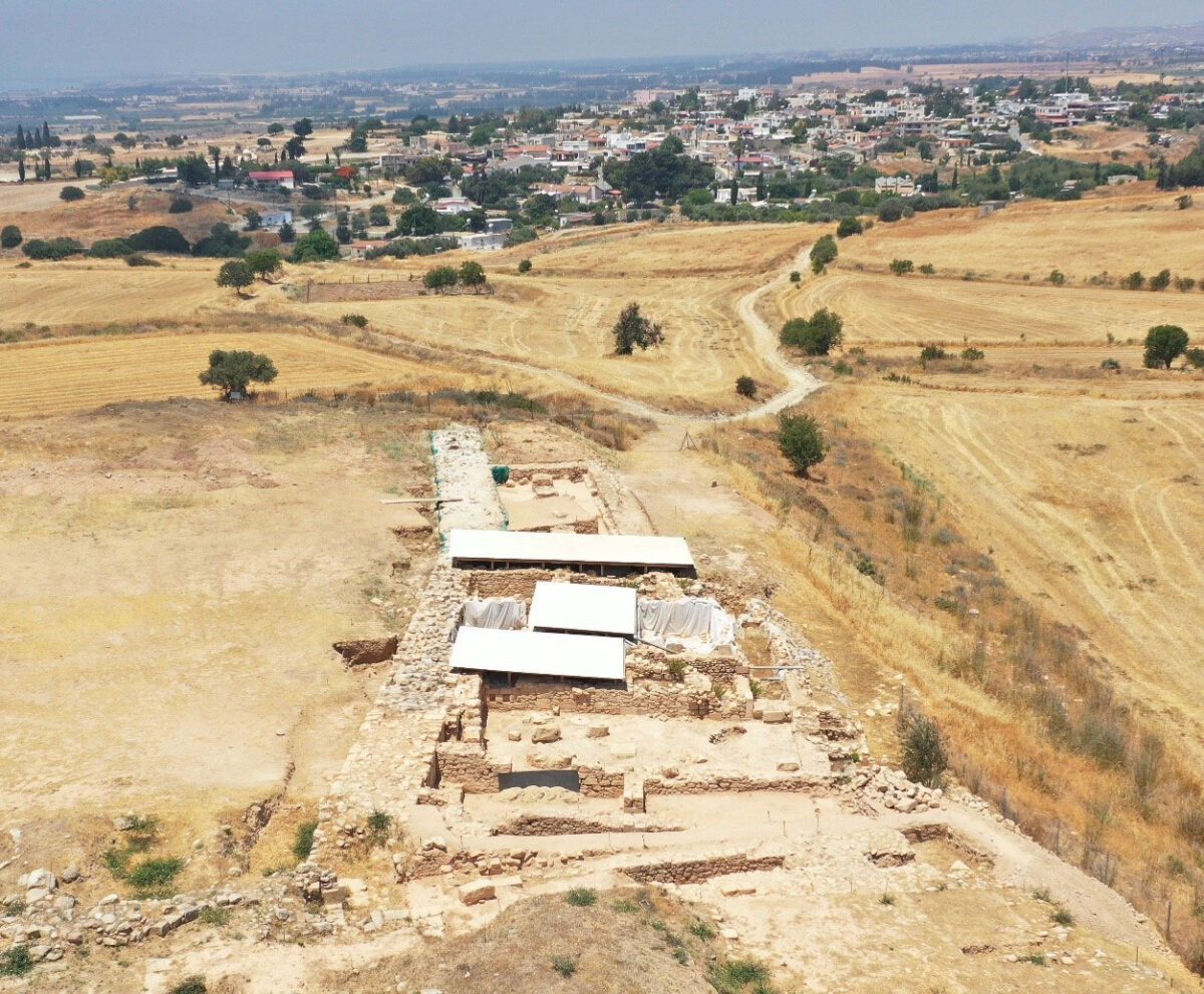 Περίβολος και μονάδες στην πλαγιά του Χατζηαπτουλλά. Στο βάθος τα Κούκλια. UAV αποτύπωση: Κ. Θεμιστοκλέους. Φωτ.: Τμήμα Αρχαιοτήτων Κύπρου.