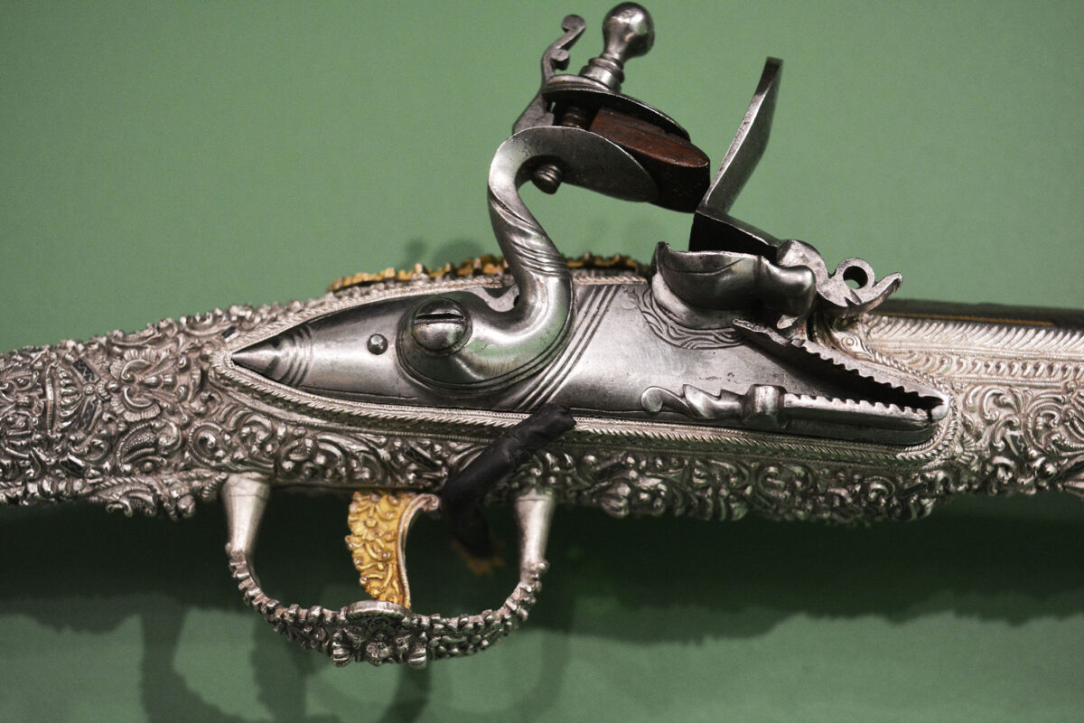 Αλβανική πιστόλα του στρατηγού Μάρκου Μπότσαρη (λεπτομέρεια).
Διαστάσεις: 57,7x11x5,2 εκ. Παρίσι, Musée de l’Armée, αρ. ευρ. 2013.0.534, M2262.