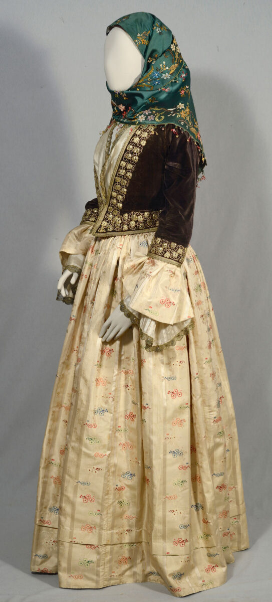 Ενδυμασία της Μαρίας Κουντουριώτη, συζύγου του Δημητρίου Βούλγαρη, πρωθυπουργού της Ελλάδας για οκτώ θητείες. Ύδρα, 1840-1860. Μουσείο Μπενάκη (ΦΟΡ 9).