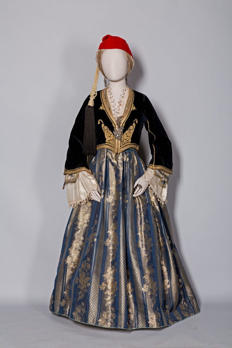 Η επίσημη ενδυμασία που καθιέρωσε η βασίλισσα Αμαλία. Ανήκε στην Κλεοπάτρα Καριζοπούλου, το γένος Μελισσουργού. Καλαμάτα, 1840-1860. Μουσείο Μπενάκη (ΦΟΡ 238).