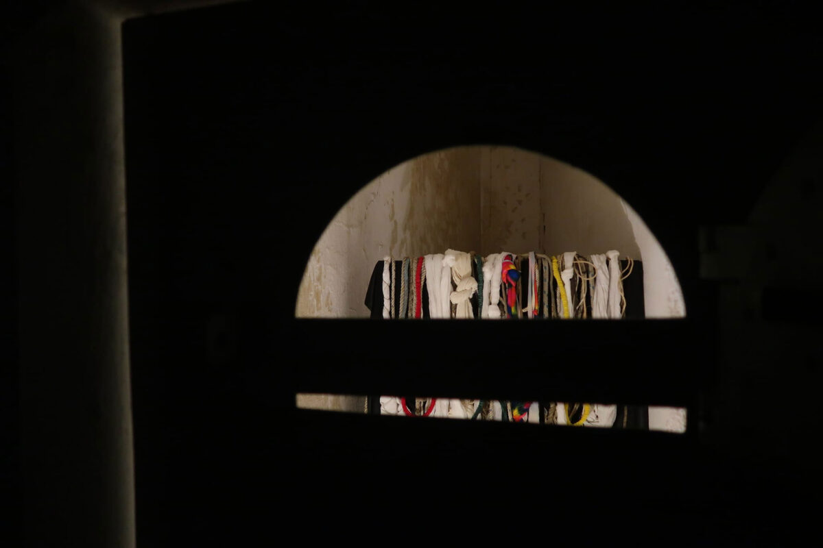 «Εντός ορίων». Άποψη της έκθεσης της Μαρίας Κομπατσιάρη (φωτ.: ΕΦΑΠΟΘ).