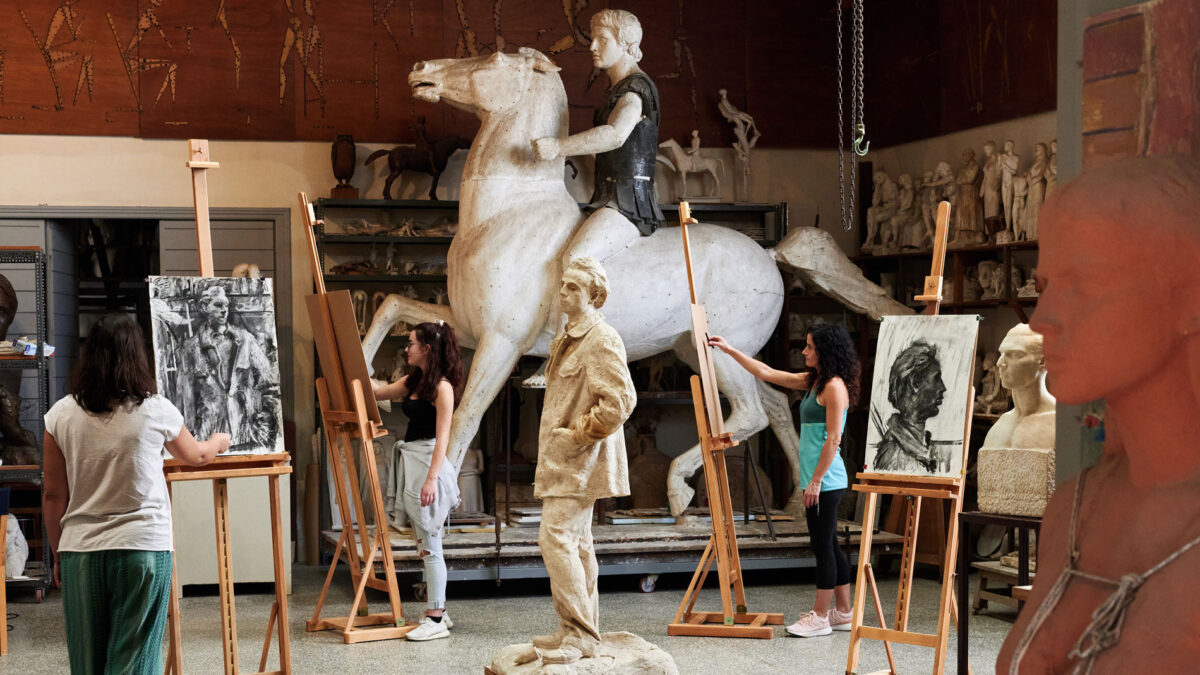 Στο εργαστήριο του Γιάννη Παππά (φωτ.: Μουσείο Μπενάκη).