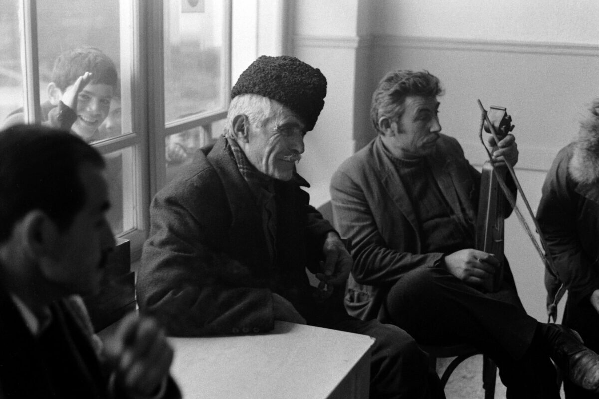 Martin Koenig, Ποντιακό καφενείο, χωριό Κομνηνά, Ελλάδα, 1974.