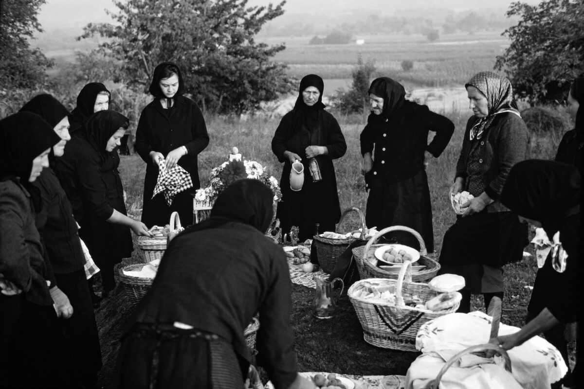 Martin Koenig, Το έθιμο Zadušnica (ημέρα των ψυχών) στο χωριό Veliko Izvor, Zaječar, Ανατολική Σερβία, 1967.