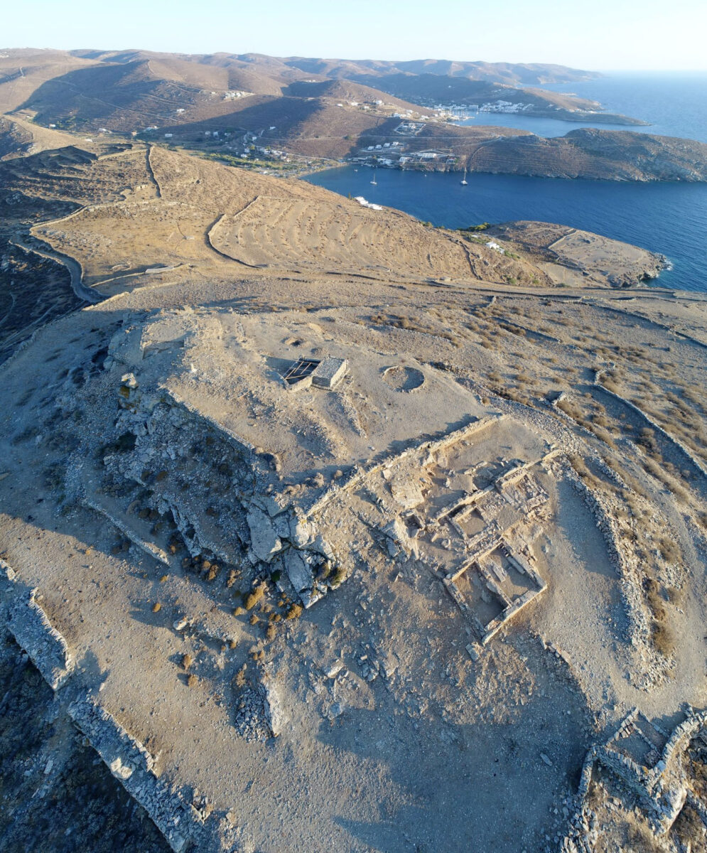 Εικ. 1. Άποψη της ακρόπολης της αρχαίας Κύθνου, από τα βόρεια (φωτ.: Κ. Ξενικάκης).