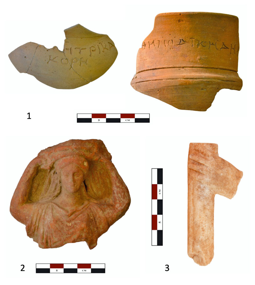 Εικ. 10. 1: Graffiti πάνω σε τελετουργικά αγγεία από το εσωτερικό του ναού στα οποία αναγράφονται τα ονόματα των λατρευόμενων θεοτήτων (ΔΗΜΙΤΡΙ ΚΑΙ ΚΟΡΗ). 2: Πήλινο ειδώλιο κιστοφόρου. 3: Χέρι που κρατάει δάδα, πιθανώς από μαρμάρινο αγαλμάτιο Κόρης.