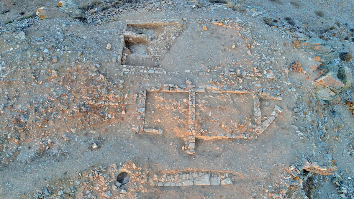 Εικ. 2. Αεροφωτογραφία του νότιου τμήματος της ακρόπολης της αρχαίας Κύθνου και των Κτιρίων 1 (κάτω) και 2 (πάνω) (φωτ.: Κ. Ξενικάκης).