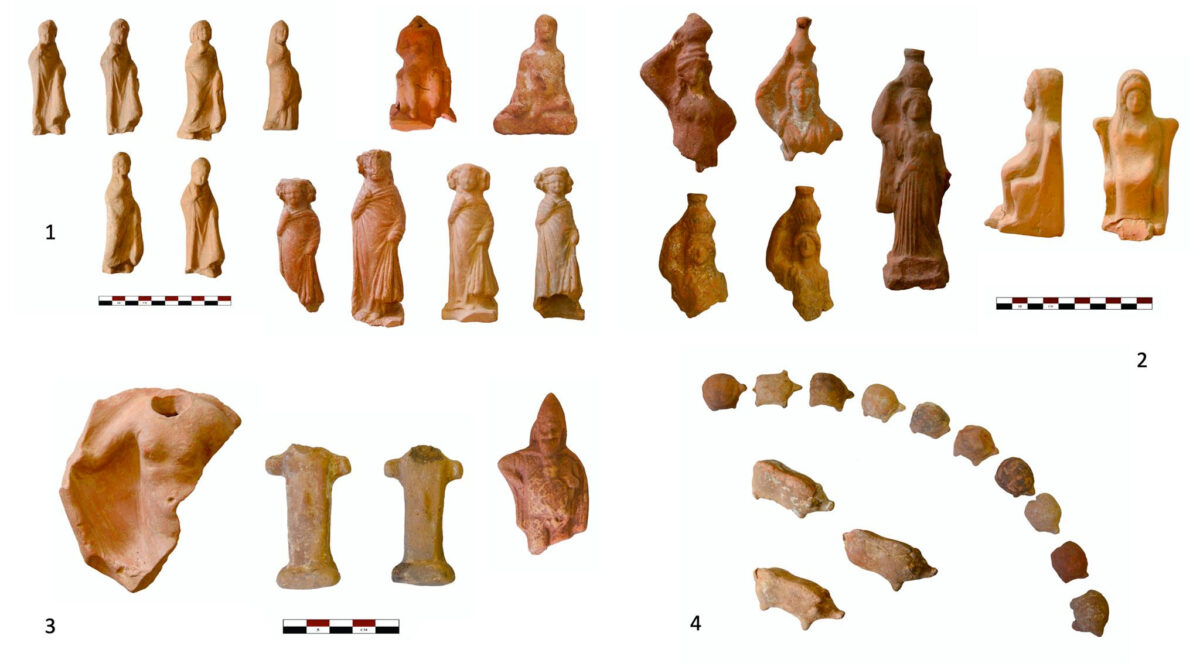 Εικ. 7. 1: Αριστερά, ειδώλια ιστάμενων κορασίδων. Δεξιά καθιστά ειδώλια γυμνών αγοριών (πάνω) και αγοριών του τύπου με «σκόλλυ» (πλεξίδα μετώπου) (κάτω). 2: Αριστερά, ειδώλια υδριαφόρων και δεξιά ειδώλιο ένθρονης γυναικείας μορφής. 3: Από αριστερά, ειδώλιο καθιστής Αφροδίτης ή Λήδας, πήλινες ερμαϊκές στήλες (ακέφαλες) και ειδώλιο ηθοποιού. 4: Ειδώλια χοιριδίων και χελωνών. Φωτ.: Εύα Κολοφωτιά.