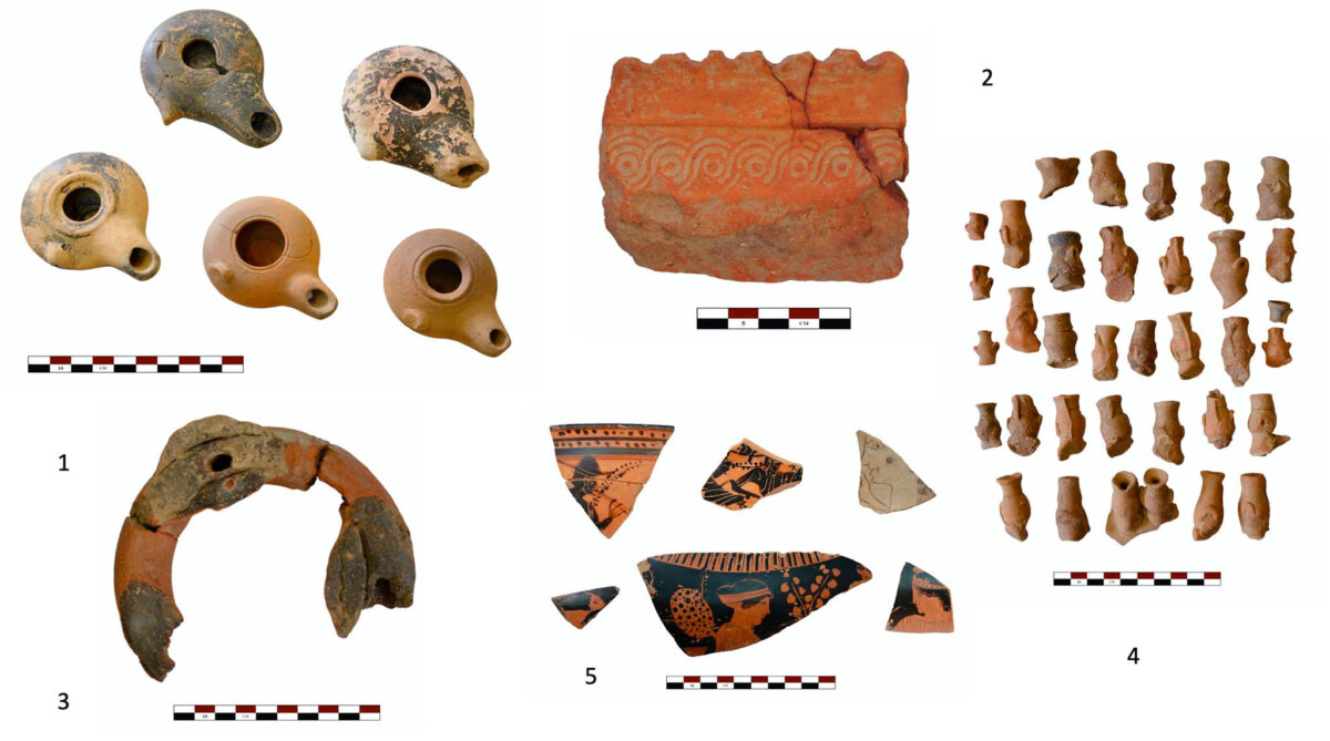Εικ. 8. 1: Πήλινοι λύχνοι ελληνιστικών χρόνων. 2: Θραύσμα πολύμυξου τελετουργικού σκεύους με διακόσμηση ανάγλυφου σύνθετου πλοχμού. 3: Πήλινος δακτυλιόσχημος «κέρνος» με θέσεις για τη στερέωση επίθετων μικρογραφικών αγγείων. 4: Μικρογραφικές υδρίες, επίθετες σε τελετουργικά σκεύη. 5: Θραύσματα αρχαϊκών και κλασικών αγγείων (φωτ.: Εύα Κολοφωτιά).