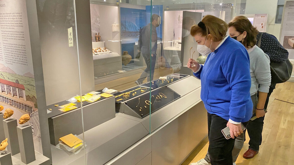 Η Λίνα Μενδώνη και η Ολυμπία Βικάτου στο Ξενοκράτειο Αρχαιολογικό Μουσείο Μεσολογγίου (φωτ.: ΥΠΠΟΑ).