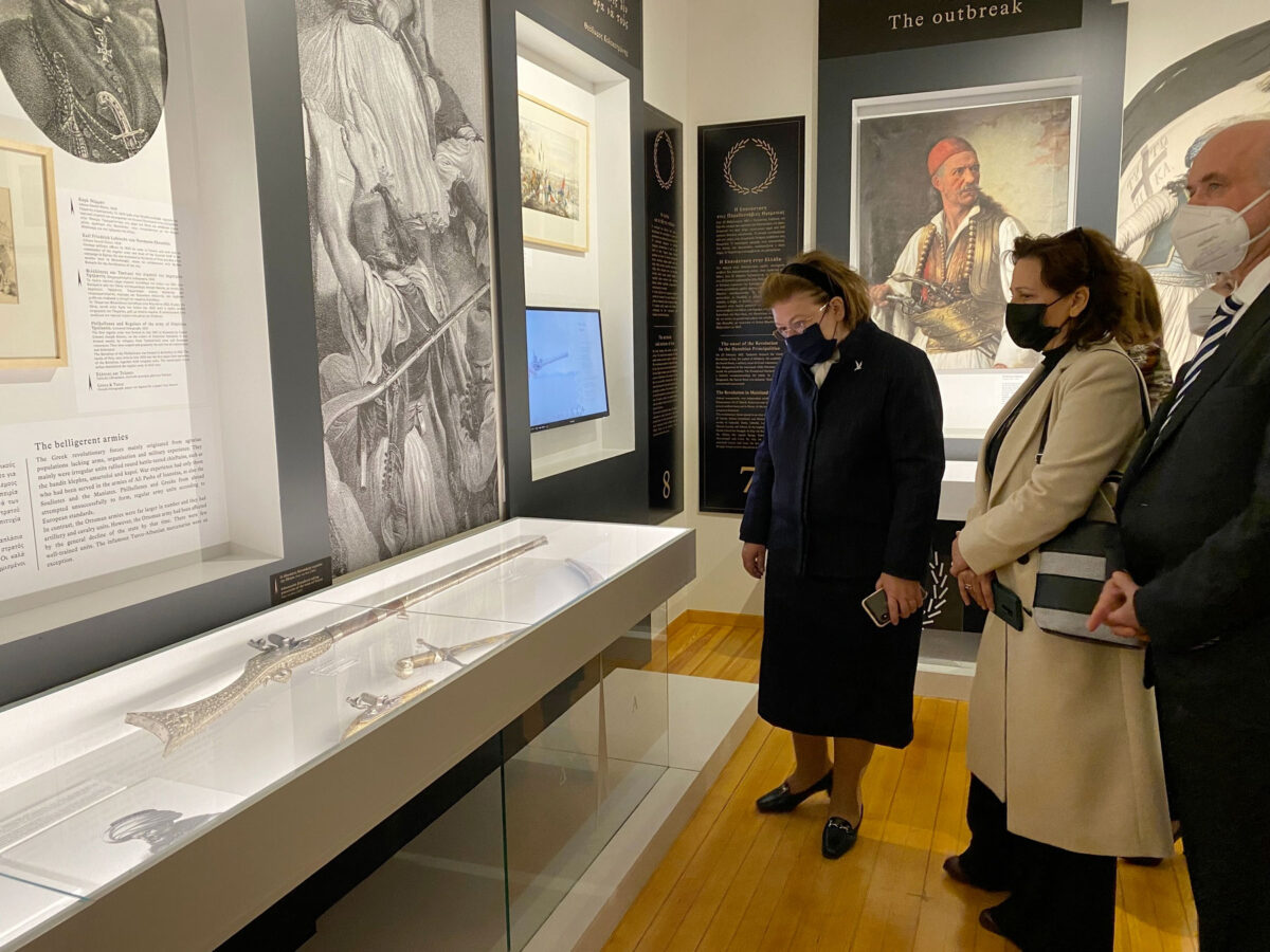 Επίσκεψη στο Βυρώνειο κτήριο, όπου στεγάζονται η Βιβλιοθήκη και οι συλλογές της Βυρωνικής Εταιρείας Ιεράς Πόλεως Μεσολογγίου (φωτ.: ΥΠΠΟΑ).