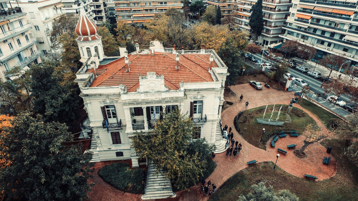Δέκα θεματικές διαδρομές σε ολόκληρη την πόλη θα συστήσουν στο κοινό, μέσα από το πρίσμα της αρχιτεκτονικής, τα επίπεδα ιστορίας της μακραίωνης και άλλοτε πολυπολιτισμικής Θεσσαλονίκης (φωτ.: ΑΠΕ-ΜΠΕ / ΟΗΤ).