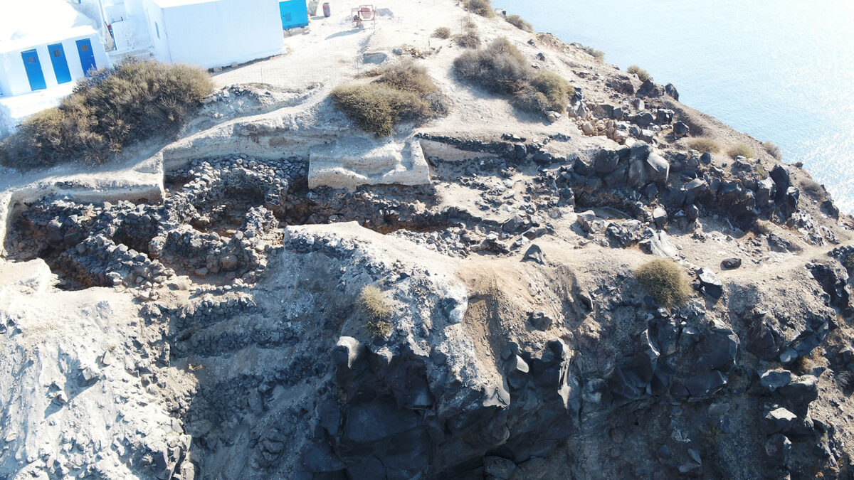 Εικ. 2. Θηρασία: Άποψη των κτιρίων και της κλιμακωτής διόδου στο βορειοδυτικό τμήμα του οικισμού (φωτ.: Φωτογραφικό αρχείο ανασκαφής Κοίμησης / Κ. Σμπόνιας).