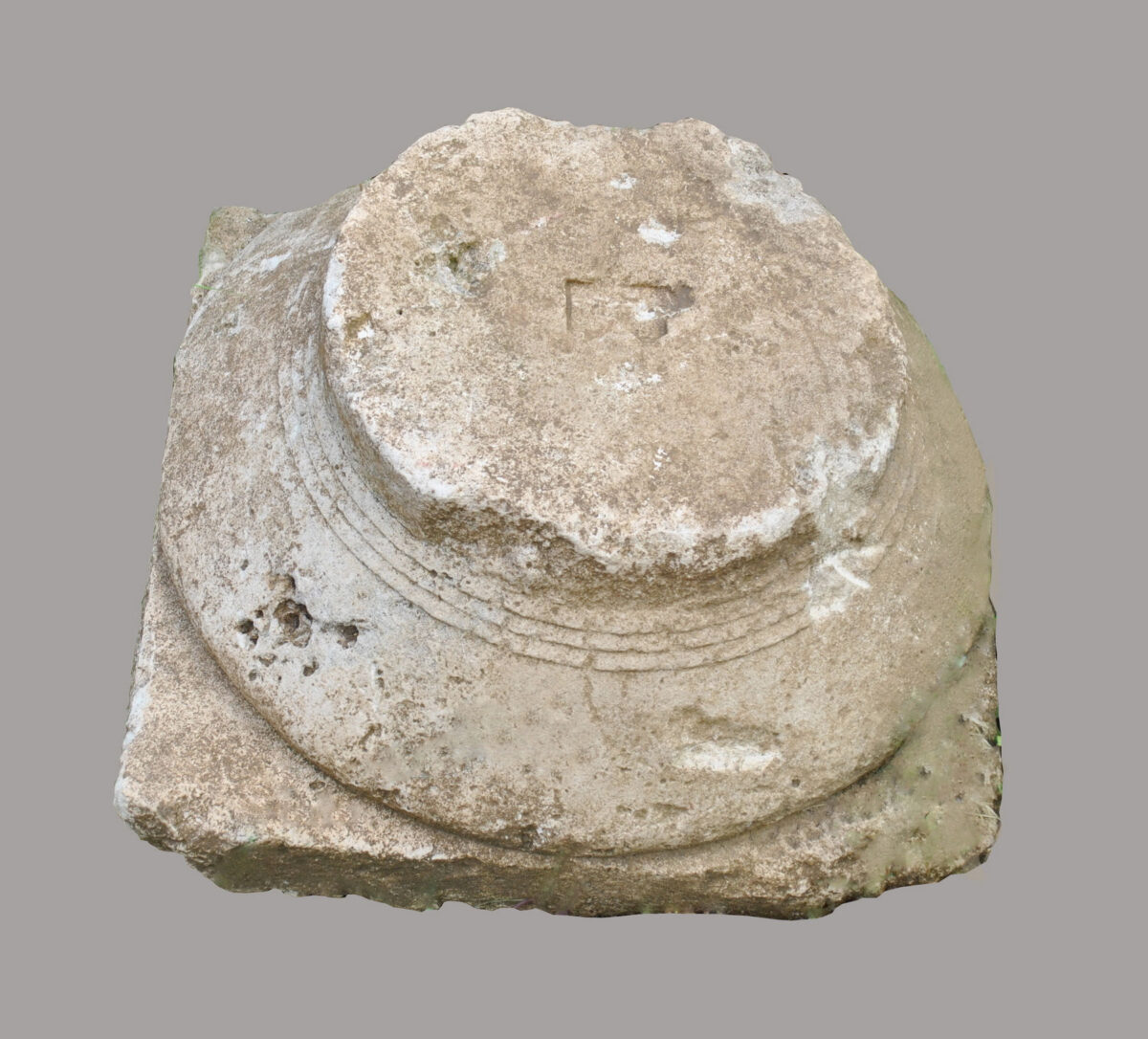 Αγιόκαμπος, θέση «Σκιαθάς»: κιονόκρανο δωρικού ρυθμού (φωτ.: ΥΠΠΟΑ).