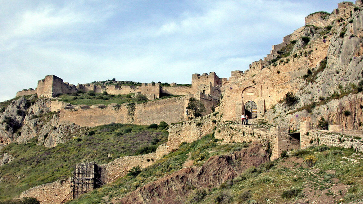 Το Κάστρο Ακροκορίνθου (φωτ.: Βικιπαίδεια).