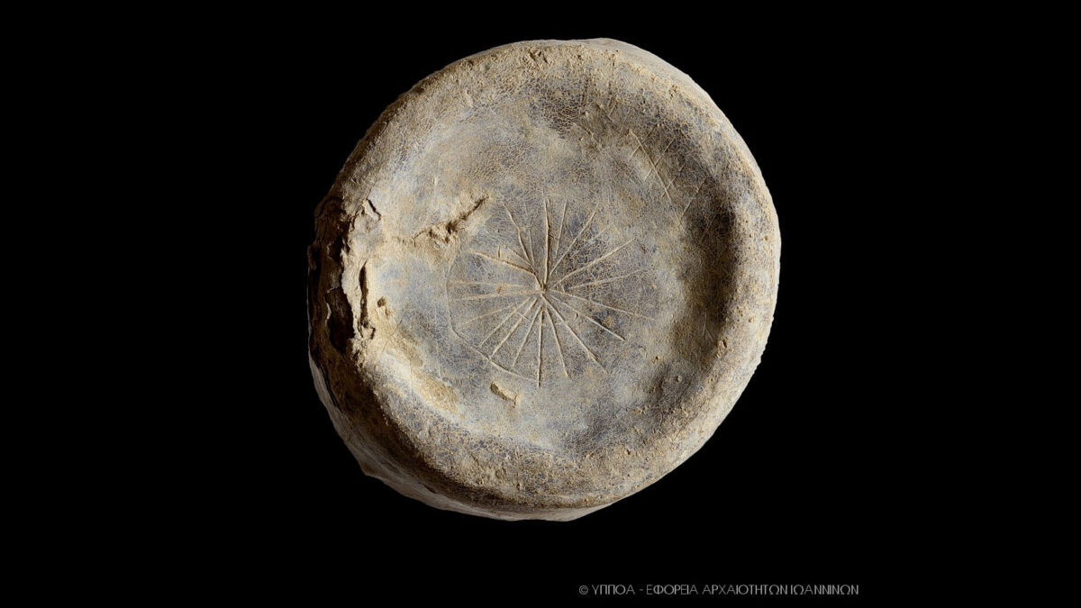 Πώμα μολύβδινης πυξίδας (τέλη 4ου αι. π.Χ.), με εγχάρακτο μοτίβο. Αρχαιολογικό Μουσείο Ιωαννίνων (φωτ.: Εφορεία Αρχαιοτήτων Ιωαννίνων).