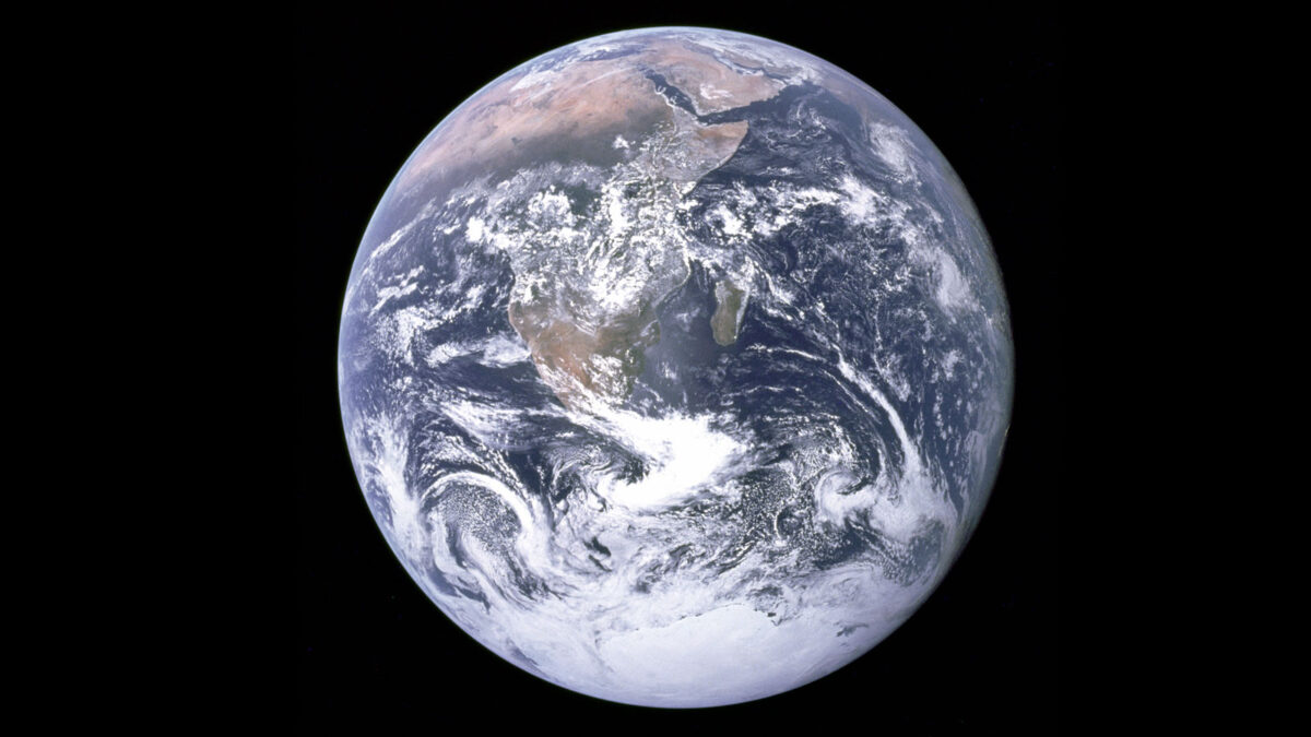 Η Γη, όπως τη φωτογράφισαν αστροναύτες του Apollo 17 (φωτ.: Βικιπαίδεια).