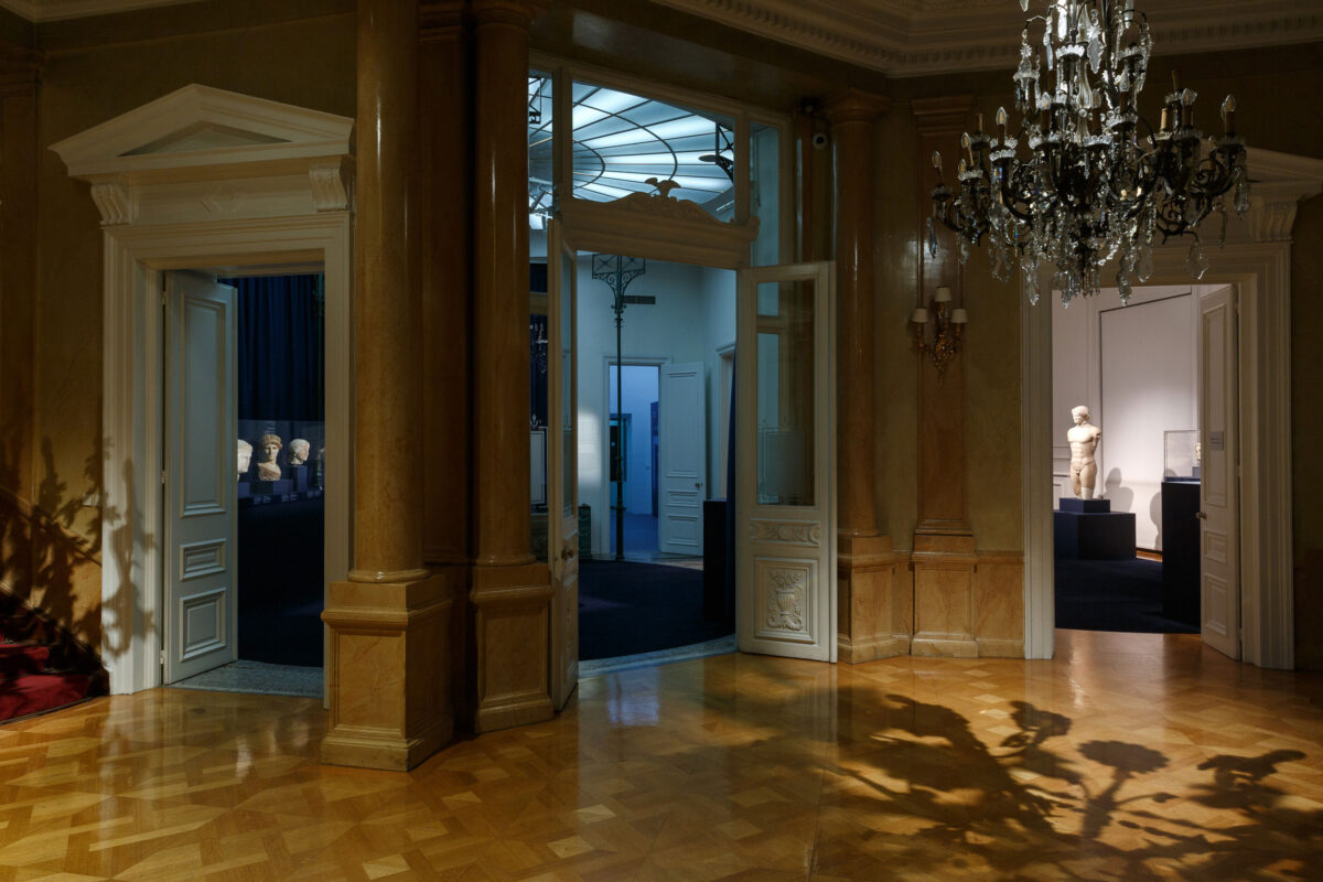 Άποψη της έκθεσης «Κάλλος. Η Υπέρτατη Ομορφιά» που παρουσιάζεται στο Μουσείο Κυκλαδικής Τέχνης (φωτ.: Πάρις Ταβιτιάν, © Μουσείο Κυκλαδικής Τέχνης).