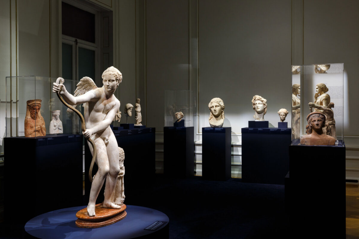 Άποψη της έκθεσης «Κάλλος. Η Υπέρτατη Ομορφιά» που παρουσιάζεται στο Μουσείο Κυκλαδικής Τέχνης (φωτ.: Πάρις Ταβιτιάν, © Μουσείο Κυκλαδικής Τέχνης).