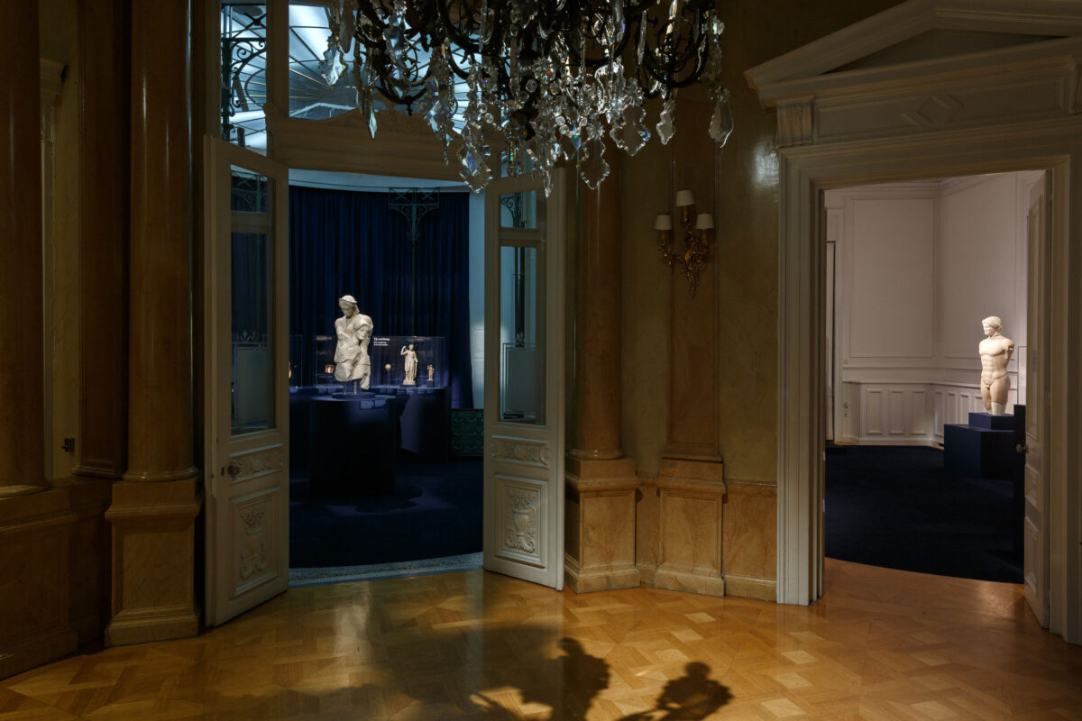 Άποψη της έκθεσης «Κάλλος. Η Υπέρτατη Ομορφιά» που παρουσιάζεται στο Μουσείο Κυκλαδικής Τέχνης (φωτ.: Πάρις Ταβιτιάν, © Μουσείο Κυκλαδικής Τέχνης).