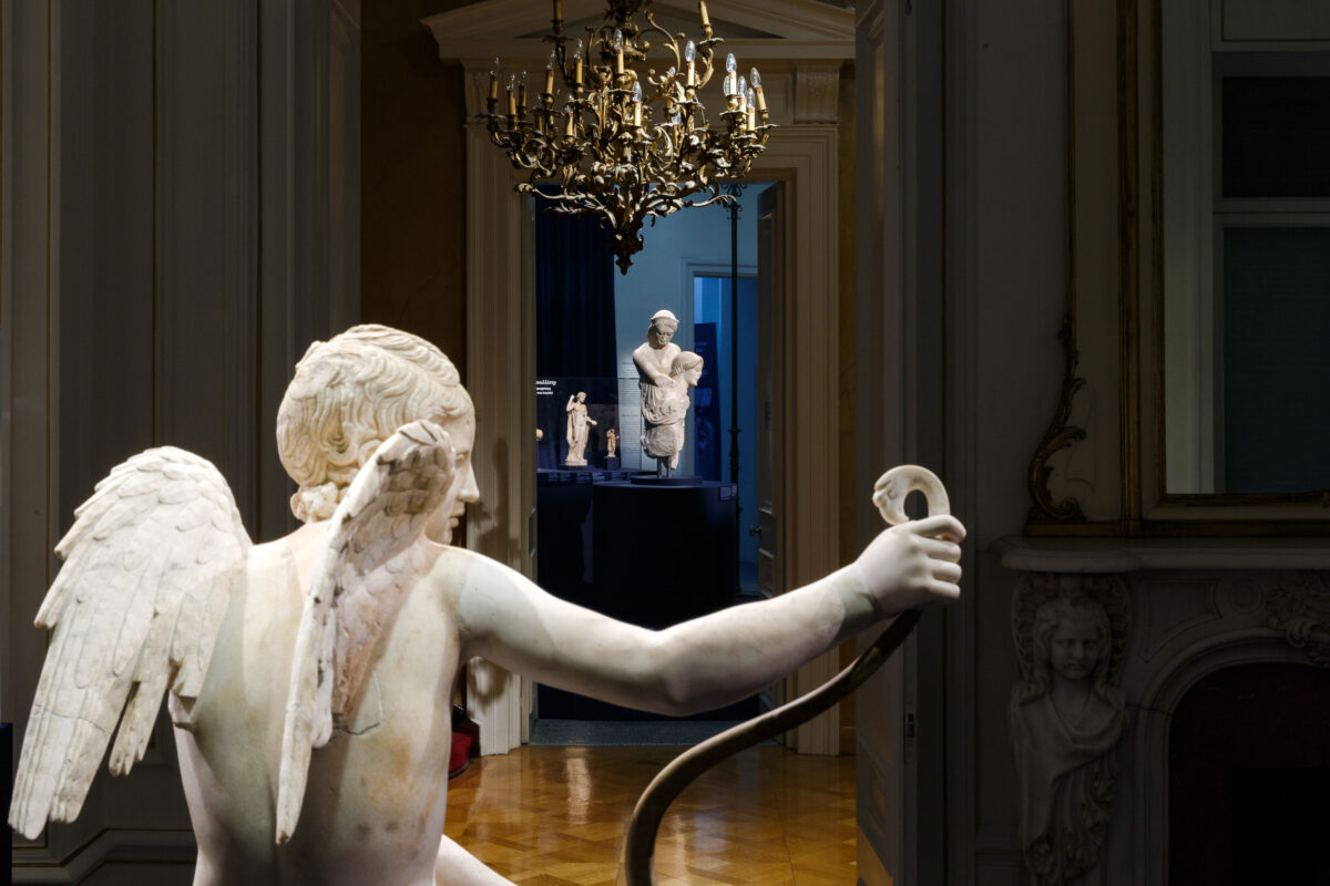 Άποψη της έκθεσης «Κάλλος. Η Υπέρτατη Ομορφιά» που παρουσιάζεται στο Μουσείο Κυκλαδικής Τέχνης (φωτ.: Πάρις Ταβιτιάν, © Μουσείο Κυκλαδικής Τέχνης).