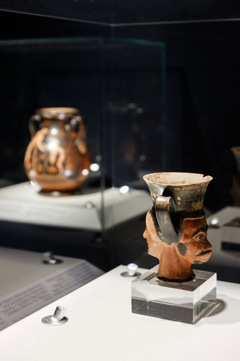 Άποψη της έκθεσης «Κάλλος. Η Υπέρτατη Ομορφιά» που παρουσιάζεται στο Μουσείο Κυκλαδικής Τέχνης (φωτ.: Πάρις Ταβιτιάν, © Μουσείο Κυκλαδικής Τέχνης).