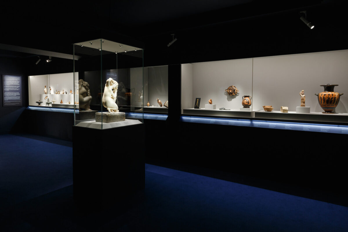 Άποψη της έκθεσης «Κάλλος. Η Υπέρτατη Ομορφιά» που παρουσιάζεται στο Μουσείο Κυκλαδικής Τέχνης (φωτ.: Πάρις Ταβιτιάν, © Μουσείο Κυκλαδικής Τέχνης).