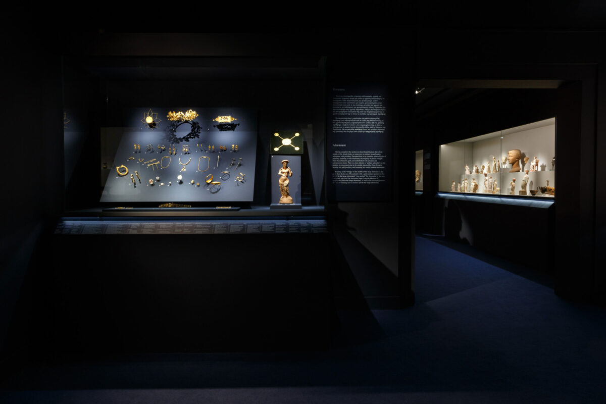 Άποψη της έκθεσης «Κάλλος. Η Υπέρτατη Ομορφιά» που παρουσιάζεται στο Μουσείο Κυκλαδικής Τέχνης (φωτ.: Πάρις Ταβιτιάν, © Μουσείο Κυκλαδικής Τέχνης).