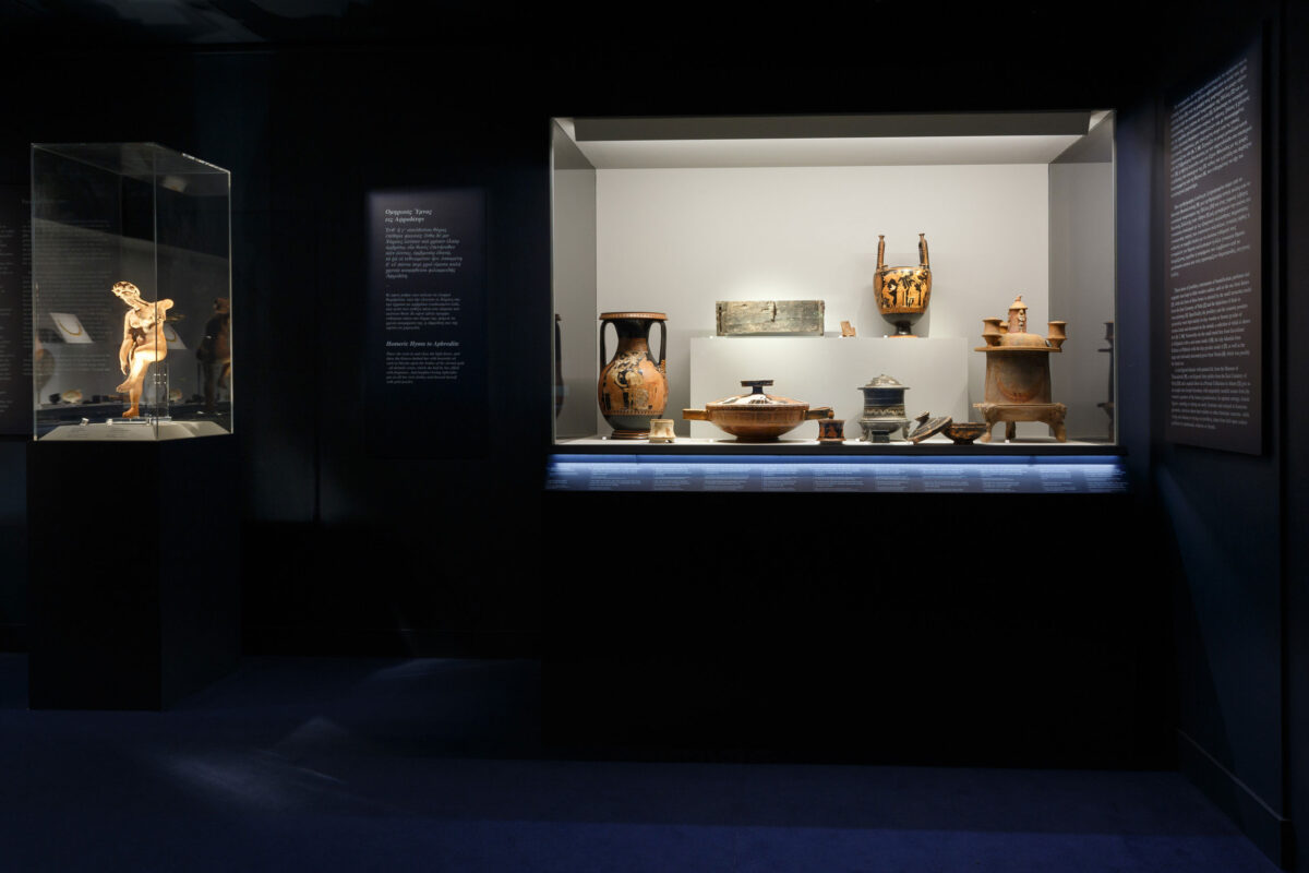 Άποψη της έκθεσης «Κάλλος. Η Υπέρτατη Ομορφιά» που παρουσιάζεται στο Μουσείο Κυκλαδικής Τέχνης (φωτ.: Πάρις Ταβιτιάν, © Μουσείο Κυκλαδικής Τέχνης).