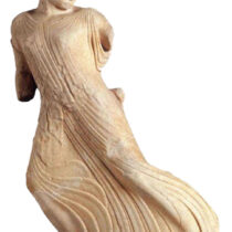Η «Φεύγουσα Κόρη» από την ευρύτερη περιοχή της Ιεράς Οικίας. Στόλιζε αετωματική σύνθεση με κεντρικό θέμα την αρπαγή της Περσεφόνης ή την άνοδό της από τον Άδη (περ. 480 π.Χ.). Αρχαιολογικό Μουσείο Ελευσίνας.