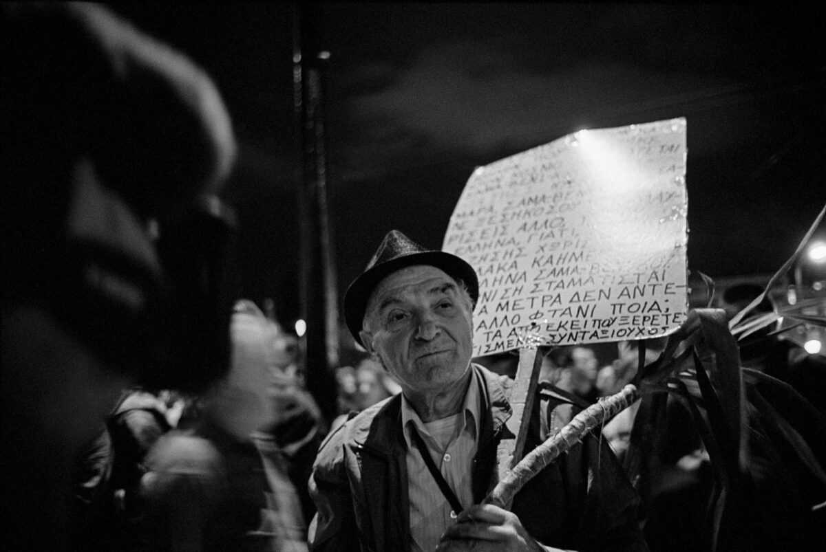 «Κίνημα των αγανακτισμένων», πλατεία Συντάγματος, Αθήνα, 2011. Φωτογραφία του Παναγιώτη Σωτηρόπουλου από την έκθεση «Ανώνυμες Διαδρομές» στο Μουσείο Μπενάκη / Πειραιώς 138.