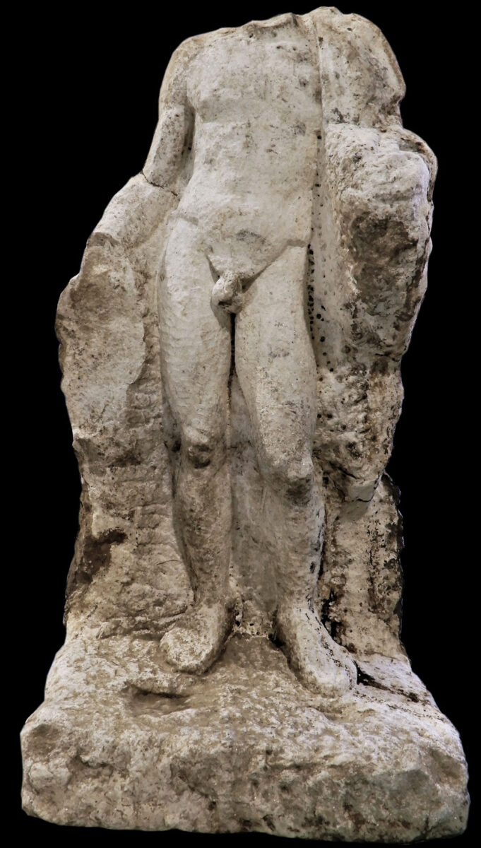 Mαρμάρινο άγαλμα με ύψος σχεδόν ένα μέτρο (περίπου 3/5 του φυσικού) που χρονολογείται στους αυτοκρατορικούς χρόνους (φωτ.: ΥΠΠΟΑ).
