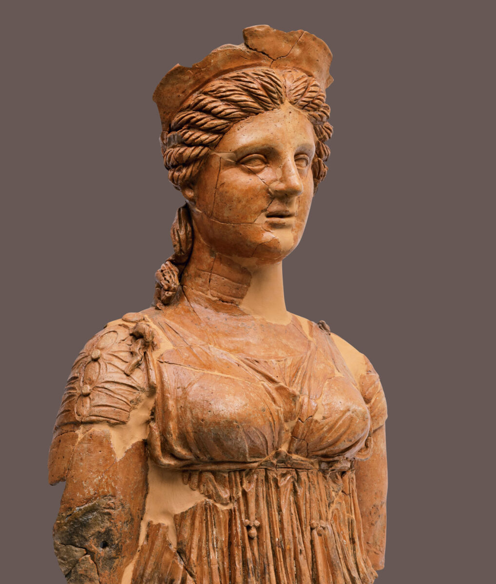 Προτομή Κυβέλης σε φυσικό μέγεθος, με ιερατικό πόλο και περίτεχνη κόμη. Εισηγμένο έργο που βρέθηκε στο λατρευτικό δωμάτιο του κτηρίου με το περιστύλιο στην Καλυδώνα, β΄ μισό του 3ου αι. π.Χ. Φωτ.: Σωκράτης Μαυρομμάτης.