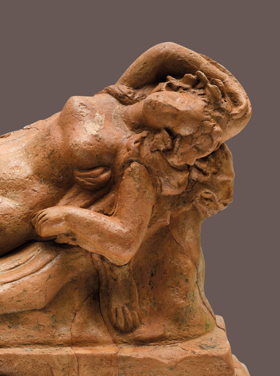 Μορφή που διακρίνεται για την τολμηρή στάση και τον ερωτισμό, αλλά και για το δραματοποιημένο ύφος, με τα κλειστά μάτια και το λυπημένο πρόσωπο. Η ανεπανάληπτη εκφραστική δύναμη και η σχεδόν συγκλονιστική ένταση καθιστούν την κοιμωμένη Μαινάδα την πιο αισθησιακή και γοητευτική δημιουργία της αιτωλοακαρνανικής κοροπλαστικής. Φωτ.: Σωκράτης Μαυρομμάτης.