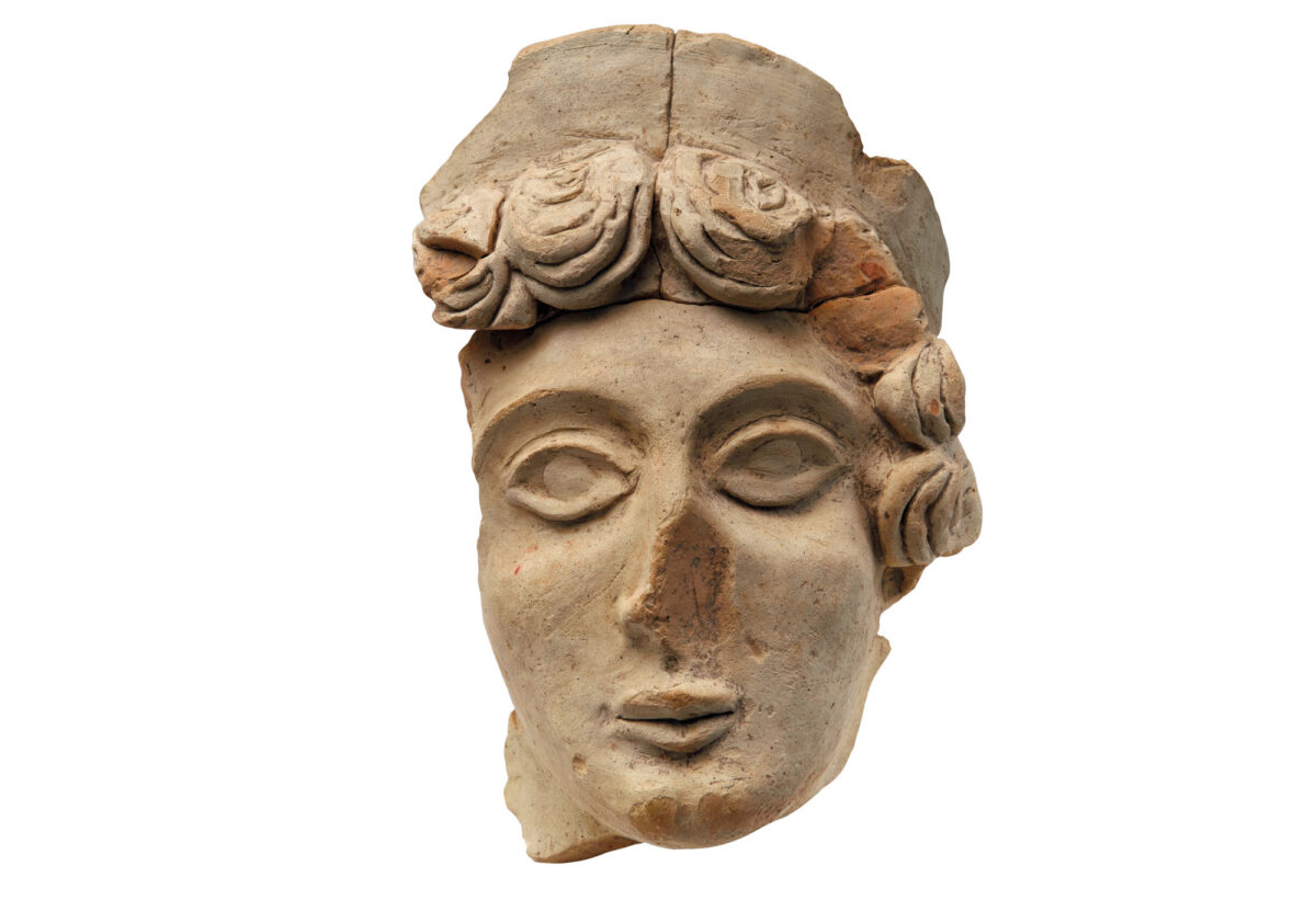 Πήλινη κεφαλή της θεάς Αρτέμιδος. Φωτ.: Σωκράτης Μαυρομμάτης.