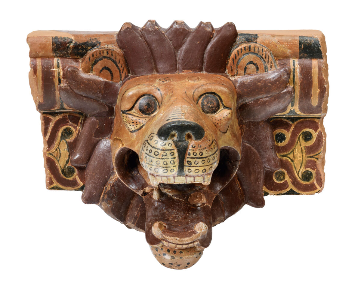 Τμήμα γωνιαίας σίμης κοσμούμενης με πλοχμό που σώζει λεοντοκεφαλή υδρορροή. Φωτ.: Σωκράτης Μαυρομμάτης.