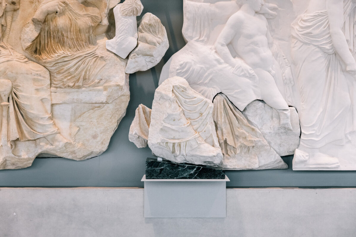 Το «θραύσμα Fagan» μπροστά από τον λίθο VI από την ανατολική ζωφόρο του Παρθενώνα. © Μουσείο Ακρόπολης. Φωτ.: Πάρις Ταβιτιάν.